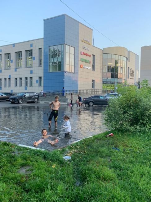 У соседей в Домодедово заметили ребят, у которых настоящее детство..