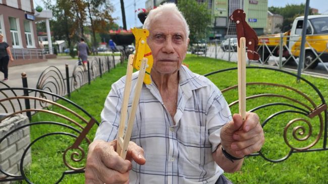 Ветеран из Пушкино радует юных жителей давно забытыми динамическими игрушками  У пешеходного перехода..