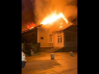 Посёлок Быково, горит здание :
Быковское потребительское..