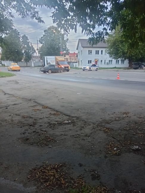 На Железнодорожной возле станции ДТП.
Фото из чата "Подольск: пробки, засады,..