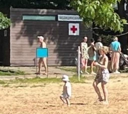 А вот такая очередь к платному пляжу и бассейну «Ясная поляна» в парке Толстого 🤯  Химчане пытаются..