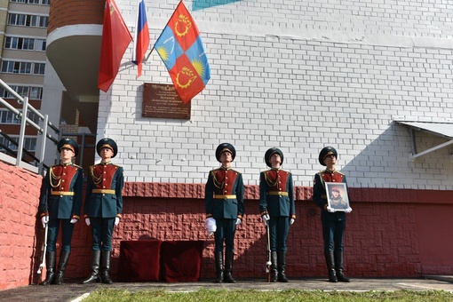 ПАМЯТИ ГЕРОЯ
Первый в городе мурал и мемориальную доску участнику СВО Александру Потапову открыли в..