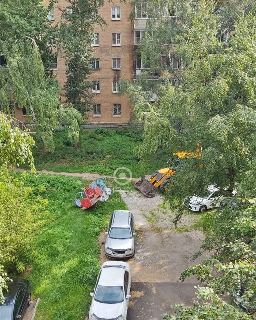 Во дворе дома №7 по улице Вокзальная убирают детскую площадку 🚫  Об этом сообщила подписчица "Типичное..