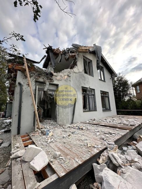 А это тот самый пострадавший дом в Старбеево после ночной атаки беспилотников  Восстановлению, вероятно, не..