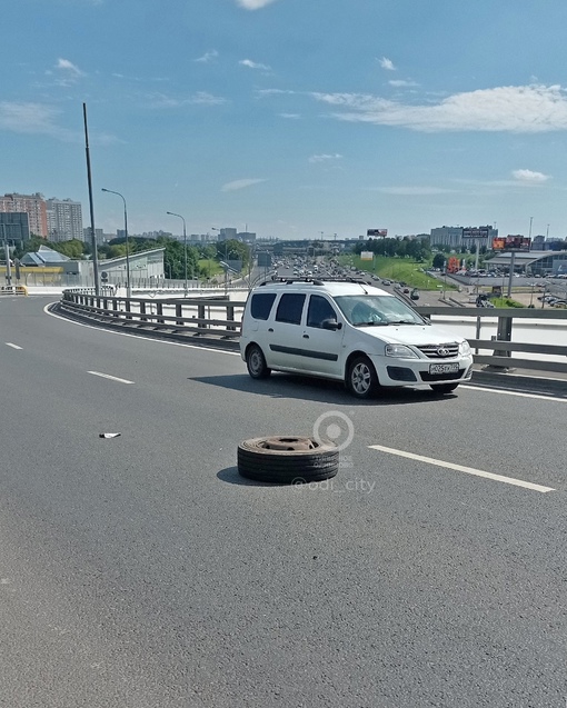 У автобуса, следовавшего из Ашана в Одинцово, на полном ходу отвалилось колесо 🙈 
Об этом сообщила..