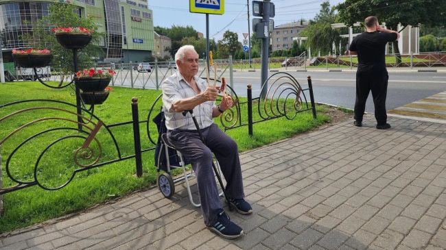 Ветеран из Пушкино радует юных жителей давно забытыми динамическими игрушками  У пешеходного перехода..