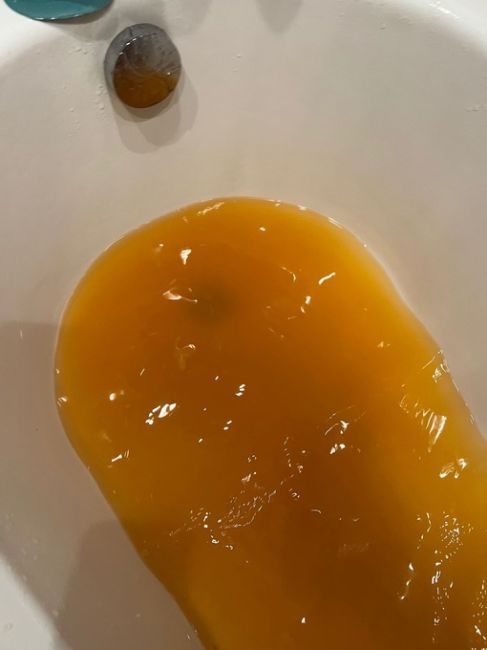 Жители ЖК Пятницкие квартировал просят помощи в решении вопроса с оранжевой водой из крана, которую подают..