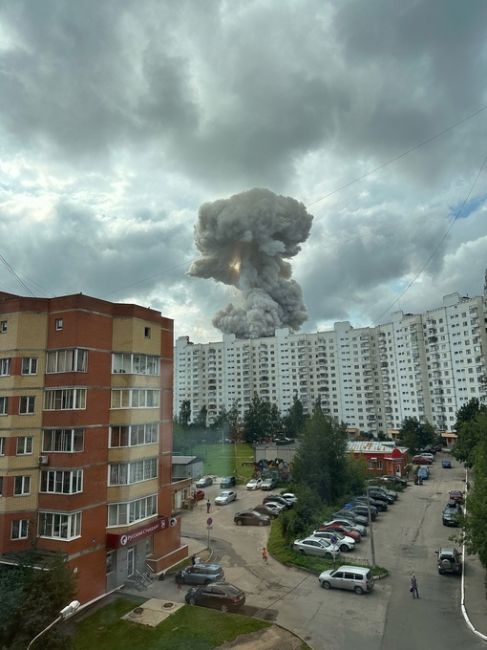 Предположительно взрыв прогремел на ЗОМЗе,..