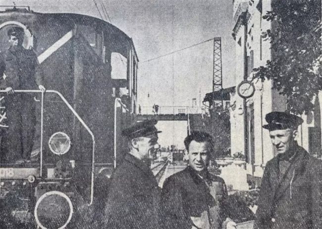 Станция Голицыно в 1961 году  На снимке вы видите железнодорожников со станции Голицыно: машиниста локомотива..