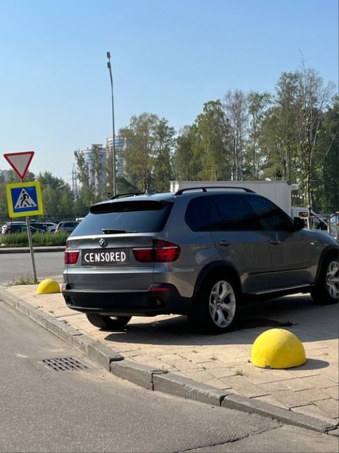 БОГ ПАРКОВКИ 🚘
Типичная картина в нашем городе "Тротуар + бэха =..