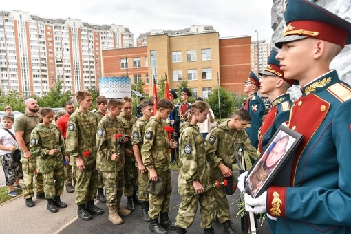 ВЕЧНАЯ ПАМЯТЬ ГЕРОЮ❗
Мемориальную доску участнику СВO Алесандру Гордиенко открыли в Балашихе. Ее..