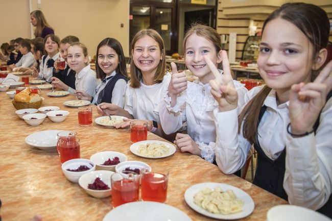 Наггетсы и оладьи с вишневым соусом: чем будут кормить детей в школах Подмосковья в новом учебном году 
..