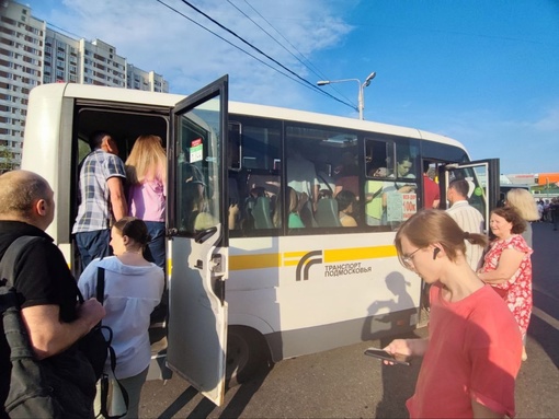 БЕДНЫЕ ПАССАЖИРЫ 😢
В Железнодорожном сегодня так. Кому повезло, тот успел на работу. Точно такая же история..