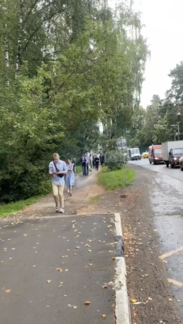 ПЕШКОМ ДО МОСКВЫ 🚶🏻‍♀
Электричек нет, на вход в автобус гладиаторские бои, такси даже по 2 тыс машин нет...