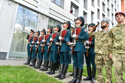 ВЕЧНАЯ ПАМЯТЬ ГЕРОЮ
Мемориальную доску участнику СBO Артему Мартынову открыли в Балашихе. Ее установили на..