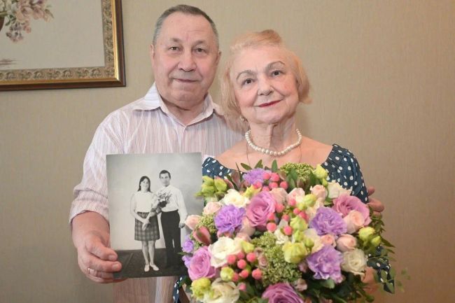 💐В Красногорске поздравили семейную пару с 50-летием совместной жизни.  Валентина Митрофановна педагог,..