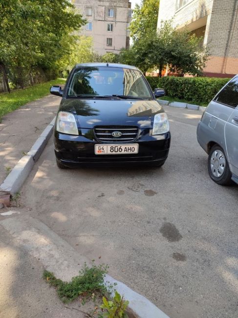 ДАЖЕ МАМОЧЕК НЕ ПОЖАЛЕЛ 🥲
Плевать, что никто с коляской пройти не может, спуститься можно, а между машин..