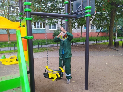 👫 Детский городок в сквере на улице Пионерской приводят в порядок. Недавно здесь демонтировали старую..