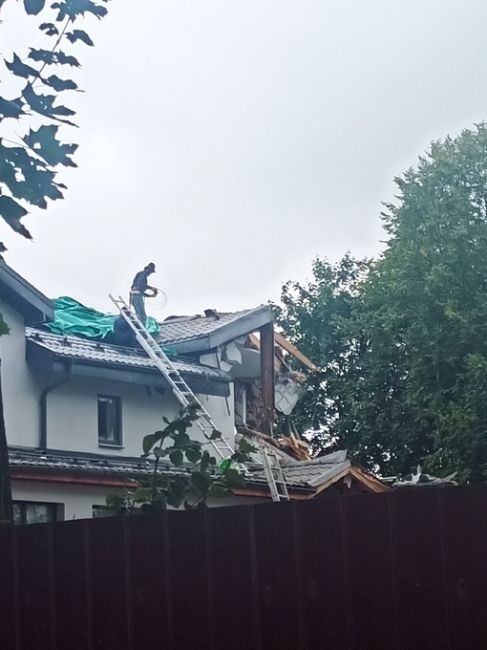 А это тот самый пострадавший дом в Старбеево после ночной атаки беспилотников  Восстановлению, вероятно, не..