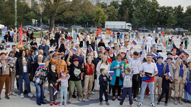 Праздник единения и гордости за страну прошел в Мытищах  Площадь перед Дворцом культуры «Яуза» вчера..