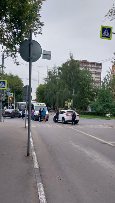 Расскажите наконец то правила на этом участке водителям..