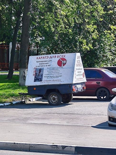 Второй год возле Вымпела стоит этот рекламный щит. 
Ничего против спорта не имею, наоборот, нужно развивать и..