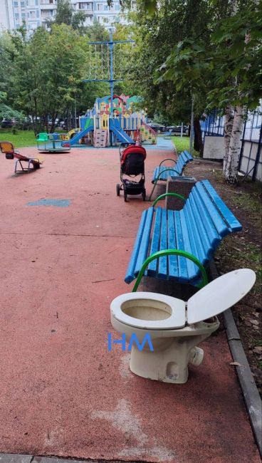 🚽 В Москве обнаружили современное искусство..  Как..