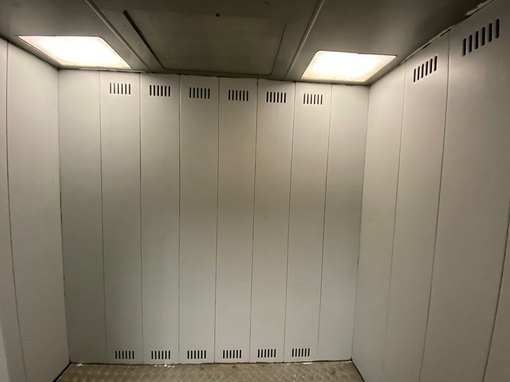 От подписчицы:
____________
Вот так покрасили один из 2-х лифтов в 4-м подъезде на Академика Глушко, д.2.
Покрасили..