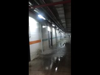 ЛИВЕНЬ ЗАТОПИЛ ЖК «АКВАРЕЛИ» 💦
Вот такие водные аттракционы в нашем доме, Вода мощным потоком стекает по..