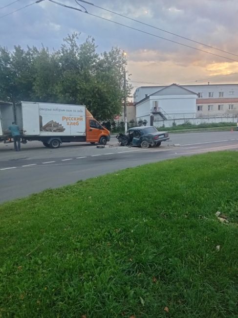 На Железнодорожной возле станции ДТП.
Фото из чата "Подольск: пробки, засады,..