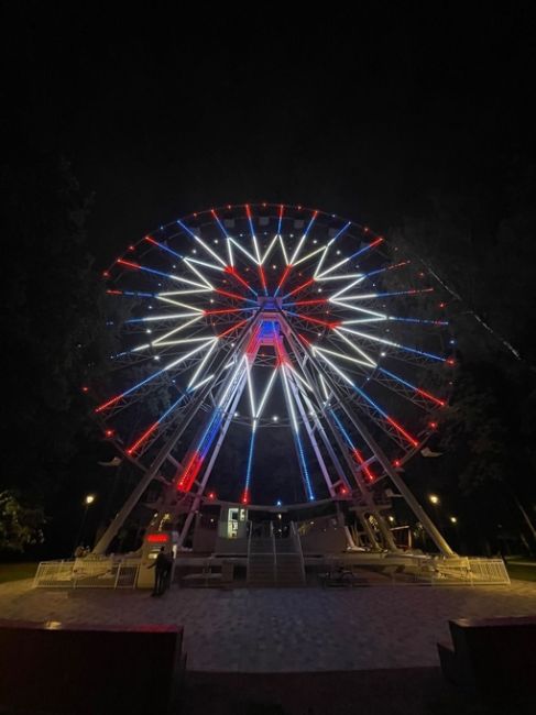 У колеса обозрения в парке Толстого сегодня можно заметить необычную подсветку - в честь Государственного..
