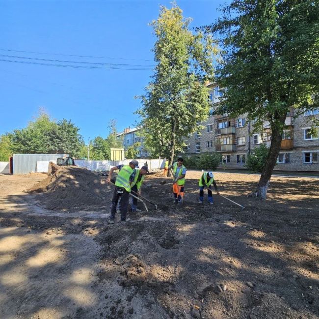 🚜 На проспекте Ленина проходит благоустройство сквера около МФЦ.  Сейчас на объекте устраивают основания..