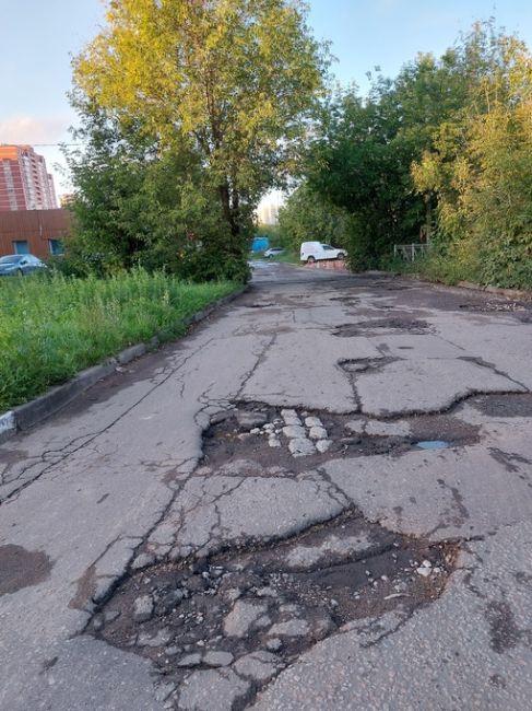 Въезд/выезд с ул. Березовой на АЗС Роснефть и к гаражным кооперативам. Можно без колес остаться...