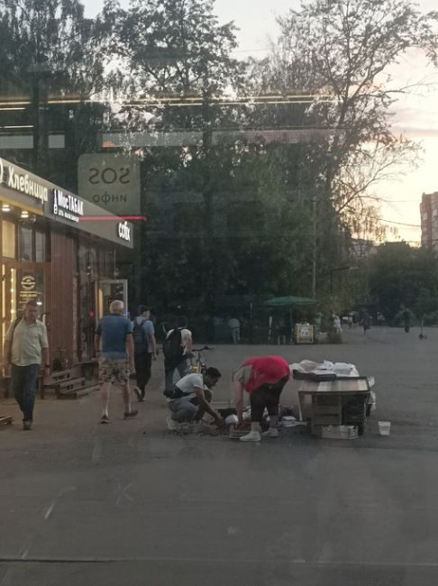 Они собирали вишню и потом начали продовать👍
Админу печенек 🍪
Анон..