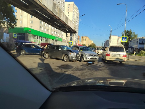 Авария на перекрёстке ул. Малышева- ул. Гагарина. Выбирайте пути..