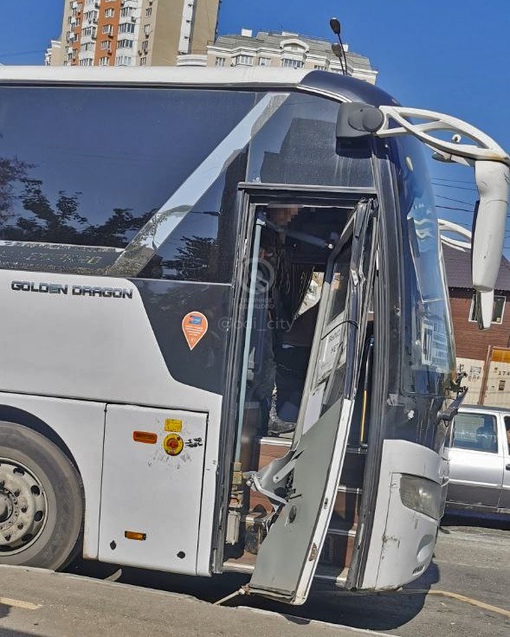 При выезде из Одинцово у автобуса №477 при открытии отвалилась выдвижная дверь..