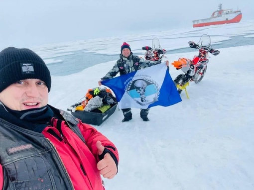 НАШИ НА СЕВЕРНОМ ПОЛЮСЕ 🌎
Жители Балашихи Кирилл Дрыгин и Юрий Волков стали первыми в мире байкерами,..