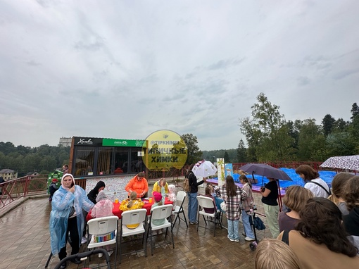 А это парк Подрезково. Несмотря на дождик, пришло немало людей 🫶🏻  На сцене местные творческие коллективы...