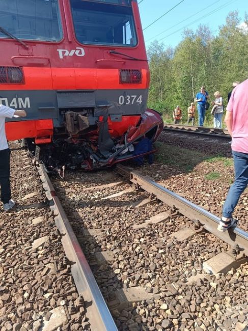 Легковой автомобиль попал под электричку в Подмосковье.  Водитель авто выехал на ж/д пути в Раменском..