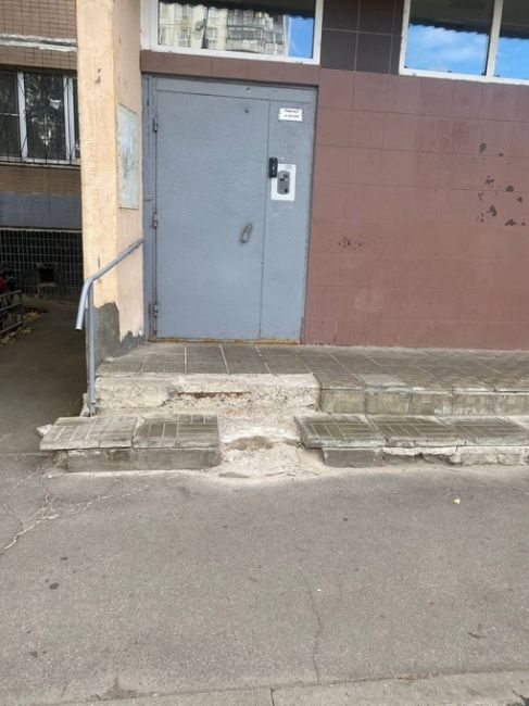 Помогите, пожалуйста, решить проблему с ремонтом ступенек по адресу Новомытищинский проспект 49 корпус 1, 5-ый..