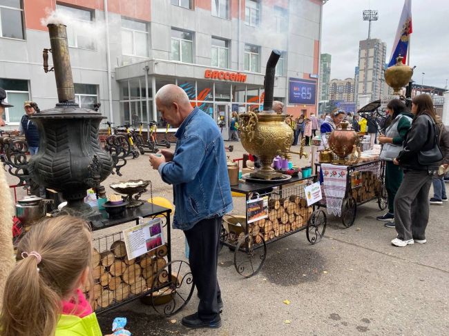 🔥Вот такие самовары встречают гостей Дня города у входа на стадион "Вымпел" - центральную площадку..