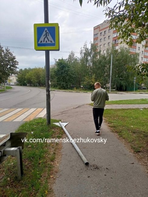 Какой то массовый падёж знаков на ул.Наб.Циолковского, месяц назад знак скорости "30„ валялся на этом..