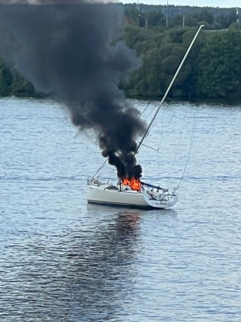 🔥 В Долгопрудном загорелся катер с молодоженами  Всех в итоге эвакуировали на соседний..