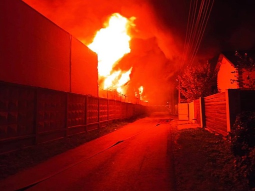 В Ленинском округе горел склад на площади 1000 кв метров  Возгорание произошло в складском помещении в деревне..