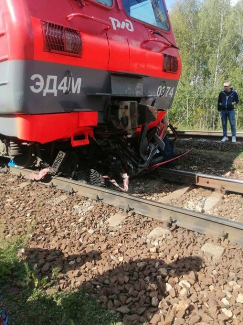 Жуткое ДТП в Подмосковном Раменском. Легковой автомобиль попал под электричку в Подмосковье. 
Водитель..