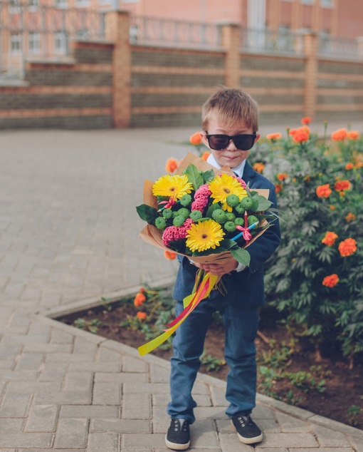 💐 Цветы к 1 сентября в России резко подорожали — на 17% по сравнению с прошлым годом. Средняя цена букета..