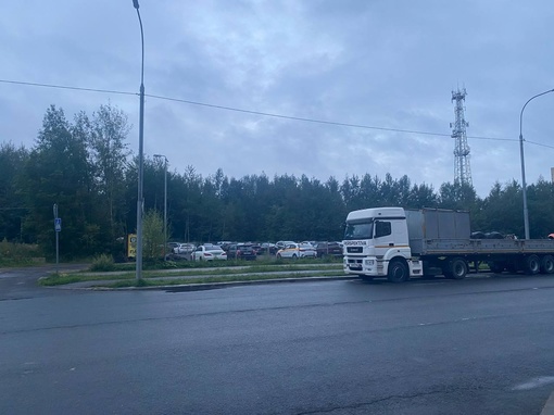 Подскажите пожалуйста. 
Г. Мытищи, вдоль ул. Разведчика Абеля, грузовой транспорт, на протяжении 3 месяцев..