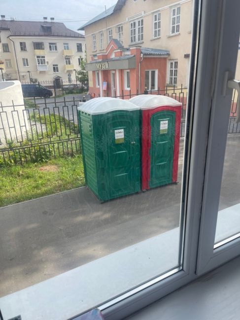 Как администрация может додуматься поставить биотуалеты на против окна???? У меня трое маленьких детей, и эта..