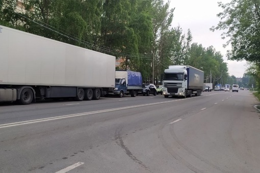 Прошу в целях БЕЗОПАСНОСТИ жителей при переходе улицы Воронина, в районе строения 11 , установить " лежачие..