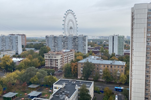 Так вчера выглядела очередь на колесо обозрения «Солнце Москвы». Люди могли простоять до 4..